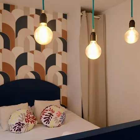 - Independant Avec Cour *